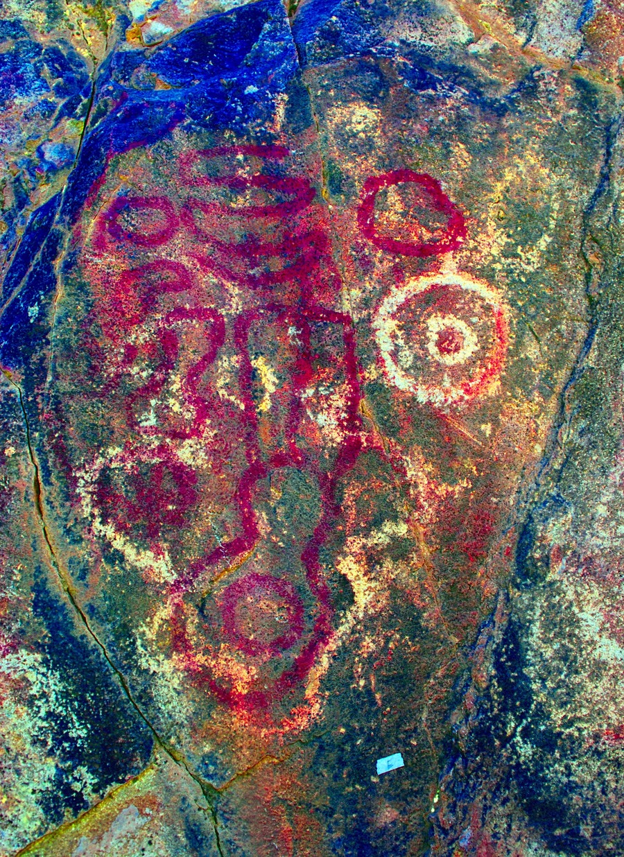 Ejemplos
de superposiciones en Cabrito Laguna. Superposición de pintura sobre petroglifo.